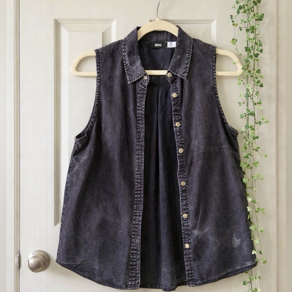 BDG Washed Charcoal Sleeveless Button-Down Shirt